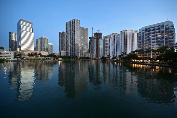 Ciudad de Miami, Florida horizonte reflejado en la bahía de Vizcaya en la luz antes del amanecer. — Foto de Stock