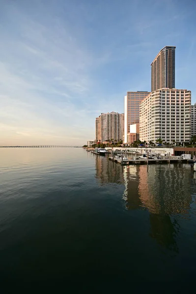 Ciudad de Miami, Florida skyline reflejado en Biscayne Bay al amanecer. — Foto de Stock