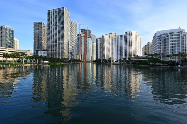 Ciudad de Miami, Florida skyline reflejado en Biscayne Bay al amanecer. — Foto de Stock