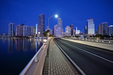 Brickell Key Köprüsü ve Miami Şehri şafak öncesi gökyüzünde.