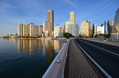 Brickell Key Köprüsü ve Miami Şehri açık mavi gökyüzünün altında gün doğumunda gökyüzü.
