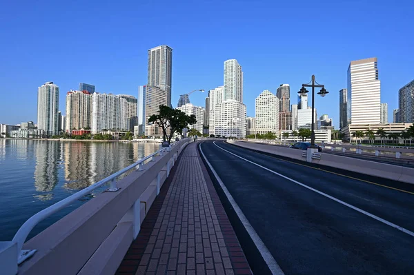 Brickell Key Bridge y el horizonte de la Ciudad de Miami al amanecer bajo un cielo azul claro. — Foto de Stock