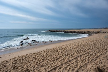 Praia de Canide, Canide Sahili, Portekiz 'in kuzey kıyısında, Vila Nova de Gaia' da dramatik sonbahar bulutları altında.