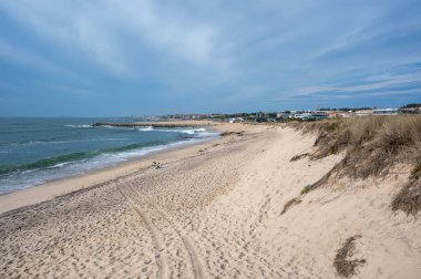 Praia de Canide, Canide Sahili, Portekiz 'in kuzey kıyısında, Vila Nova de Gaia' da dramatik sonbahar bulutları altında.