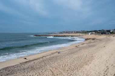 Praia de Canide, Canide Sahili, Portekiz 'in kuzey kıyısında, Vila Nova de Gaia' da dramatik sonbahar bulutları altında.