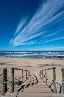 Portekiz 'in kuzey kıyısındaki Canide Sahili' nin sahil kenarındaki sahil yürüyüşü Vila Nova de Gaia 'da dramatik sonbahar bulutları altında.