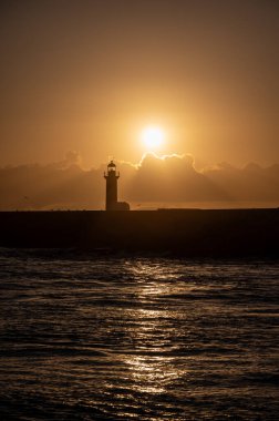 Felgueiras deniz feneri günbatımında Portekiz, Porto 'daki Douro Nehri' nin ağzında dalgakıran üzerinde.