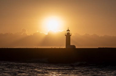 Felgueiras deniz feneri günbatımında Portekiz, Porto 'daki Douro Nehri' nin ağzında dalgakıran üzerinde.