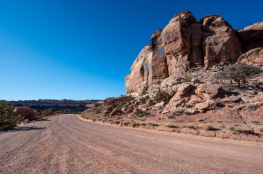 Kanyonlar Ulusal Parkı 'ndaki Shafer Yolu. Utah, bulutsuz güneşli kış sabahı..