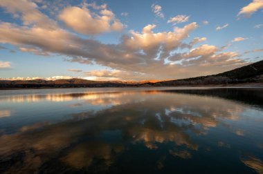 Harvey Gap State Park, Colorado 'daki Grass Valley Rezervuarı üzerindeki renkli günbatımı bulutu göllere yansıyor..