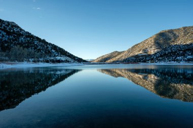 Harvey Gap State Park, Colorado 'daki Grass Valley Rezervuarı' nda sakin bir kış sabahı..