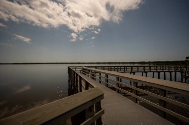 Everglades Ulusal Parkı, Florida 'daki Batı Gölü' nün üzerindeki sahil yolu dolunay ışığıyla aydınlandı..