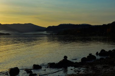 Teletskoye Gölü, Altai İncisi. Gün batımında göl