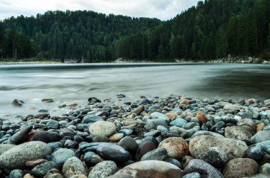 Bir yaz akşamında nehir