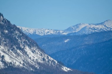 Karlı dağlar. Kış manzarası