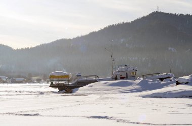 Dağlarda karla kaplı göl