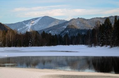 Dağların arasında bir nehir. Kış manzarası