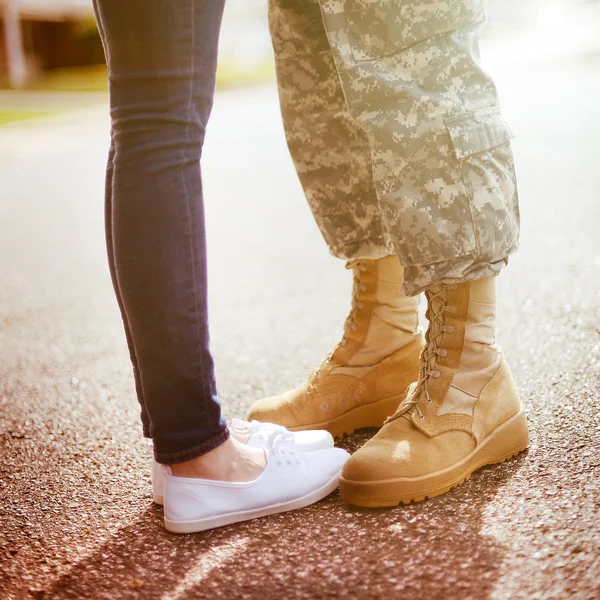 Jovem casal militar beijando uns aos outros, conceito de regresso a casa, wa — Fotografia de Stock