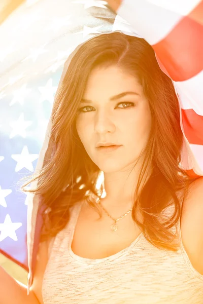 アメリカの国旗を持つ若い愛国者少女 — ストック写真