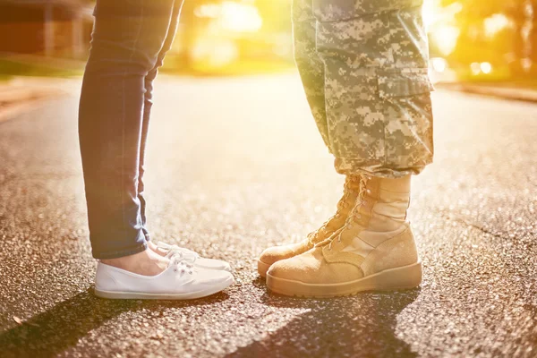 Unga militära paret kysser varandra, hemkomst koncept, så — Stockfoto