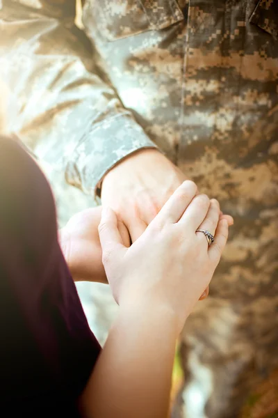 Vojenské manželé, drželi se za ruce — Stock fotografie