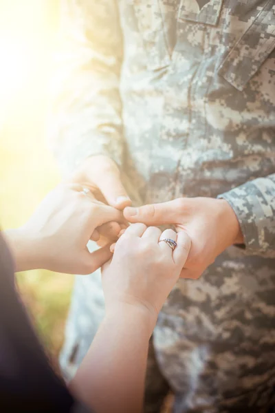 手を繋いでいる軍事夫婦 — ストック写真