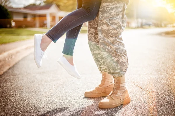 Mladí vojenské manželé líbat navzájem, návrat domů koncepce, wa — Stock fotografie