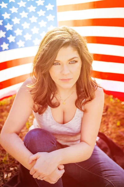 Mladý vlastenec dívka s americkou vlajkou. Teplý, tónování, použité — Stock fotografie