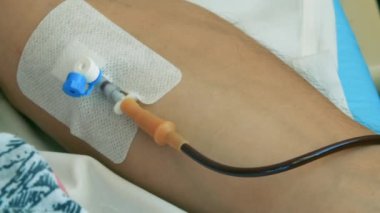 Acil bir durumda bir helikopter yola çıktı. Yukarıdan görüntüle