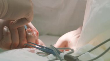 Acil bir durumda bir helikopter yola çıktı. Yukarıdan görüntüle