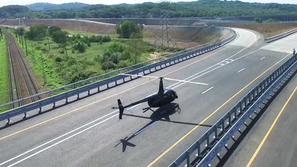 Helicóptero Abordó Una Carretera Caso Emergencia Vista Desde Arriba — Vídeo de stock