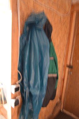 Yağmurdan sonra askıya yağmurluk asmak