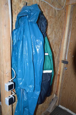 Yağmurdan sonra askıya yağmurluk asmak