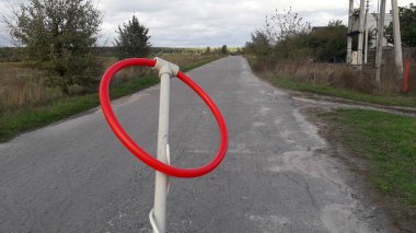 Doğanın arka planında bir metal dedektörü tutuyorum. Bir tarla.