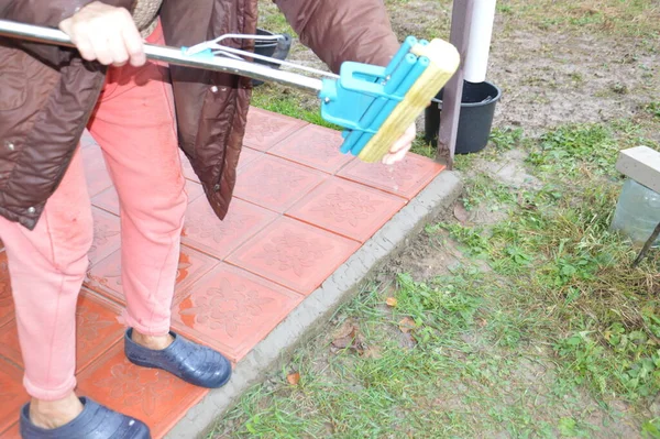 Frau Wäscht Bodenfliesen Mit Wischmopp Mit Wasser — Stockfoto