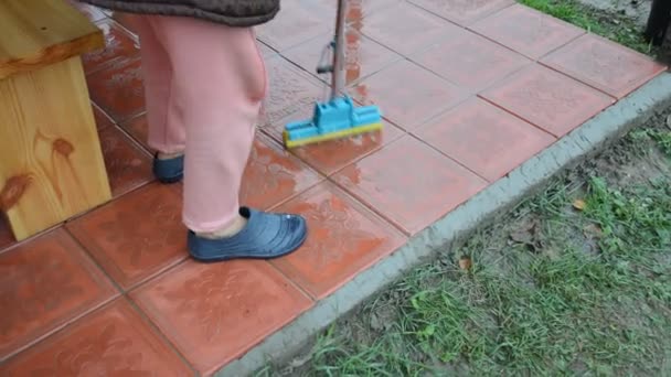 Frau Wäscht Bodenfliesen Mit Wischmopp Mit Wasser — Stockvideo