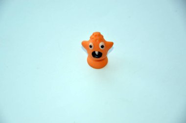 KIEV, UKRAINE - 27 Ekim 2020: Cadılar Bayramı için dizilmiş çeşitli küçük çocuk oyuncakları