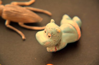 KIEV, UKRAINE - 27 Ekim 2020: Cadılar Bayramı için dizilmiş çeşitli küçük çocuk oyuncakları