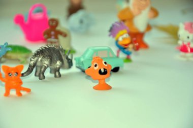 KIEV, UKRAINE - 27 Ekim 2020: Cadılar Bayramı için dizilmiş çeşitli küçük çocuk oyuncakları