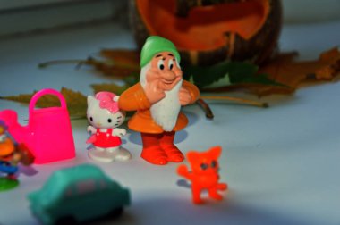 KIEV, UKRAINE - 27 Ekim 2020: Cadılar Bayramı için dizilmiş çeşitli küçük çocuk oyuncakları