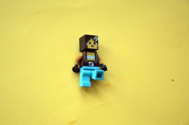 KIEV, UKRAINE - 27 Ekim 2020: Cadılar Bayramı için dizilmiş çeşitli küçük çocuk oyuncakları