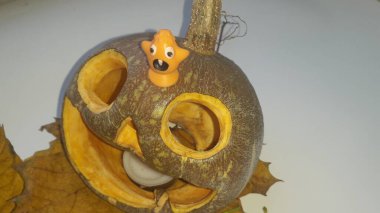 KIEV, UKRAINE - 28 Ekim 2020: Arka planda çeşitli küçük oyuncaklar duruyor