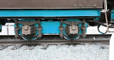 İstasyonda eski bir buhar lokomotifi duruyor.