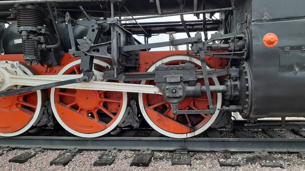 一台旧蒸汽机车停放在车站上 — 图库照片
