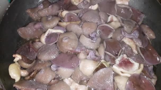 Frisch Gekochte Waldpilze Werden Gebraten — Stockvideo