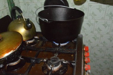 Çeşitli malzemelerle ev yemeklerinde pilav pişirmek