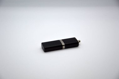 Beyaz arkaplanda bilgi saklamak için flaş kart