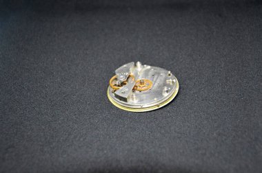 Arka plandaki geri saat ve onların ayrıntıları