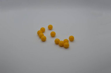 Beyaz arka planda ilaç ve kabarcıklar var.