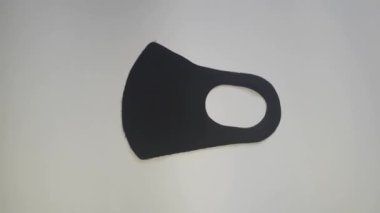 Beyaz arkaplanda dönen yeniden kullanılabilir yüz kalkanı